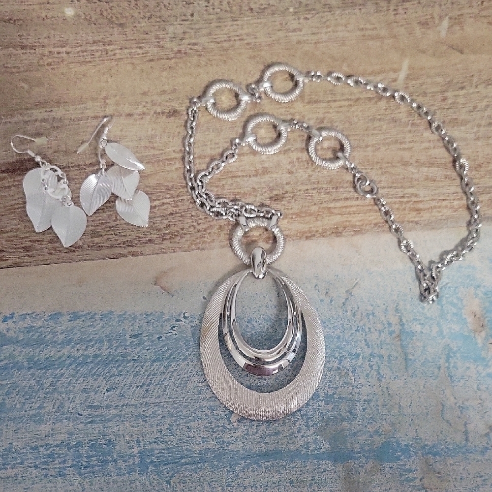 Elegant Oval 2 tier Silver tone Necklace and leaf motif pierced Earring Set